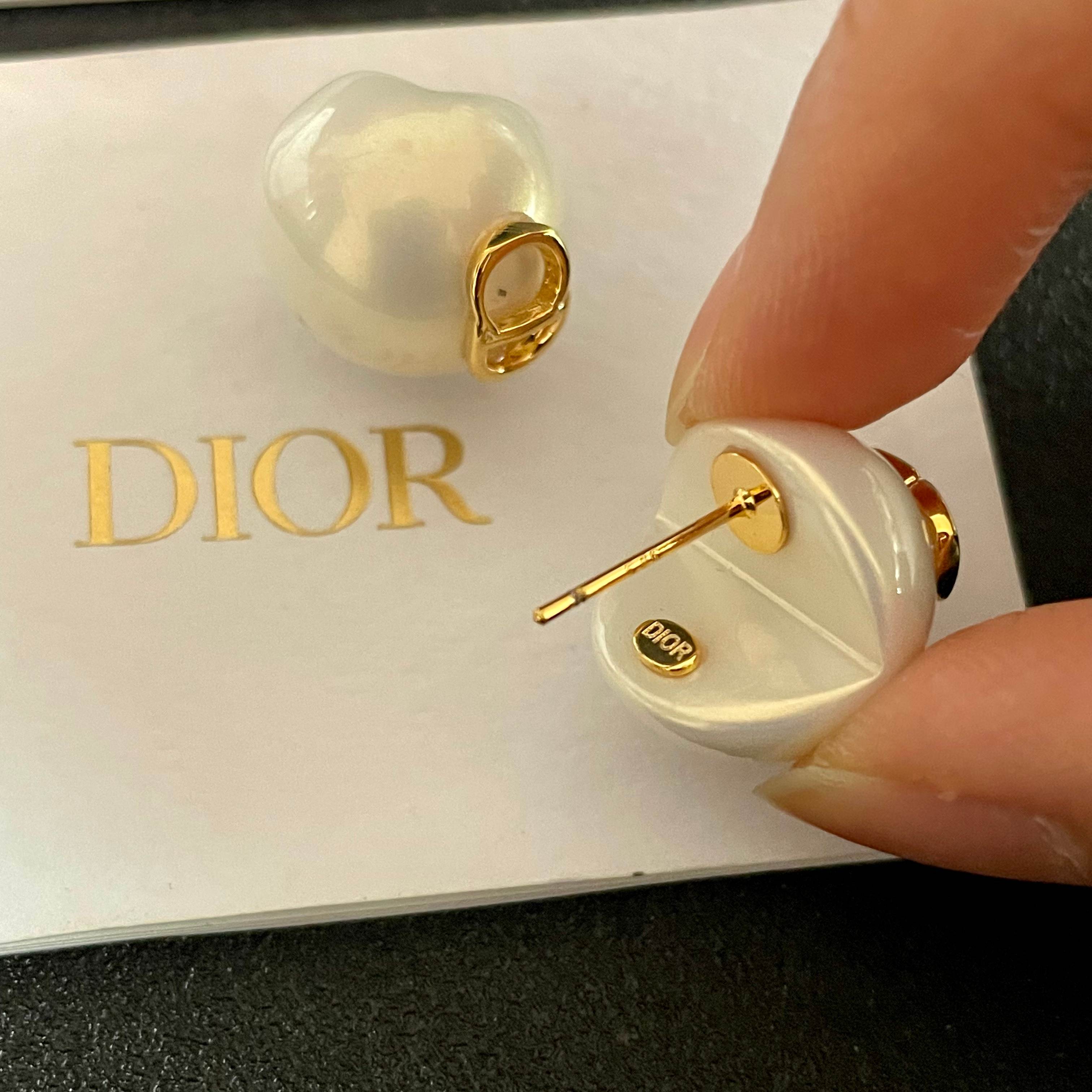 CD 26S RESIN PEARL LOGO STUD EARRINGS IN GOLD TONE METAL 630807