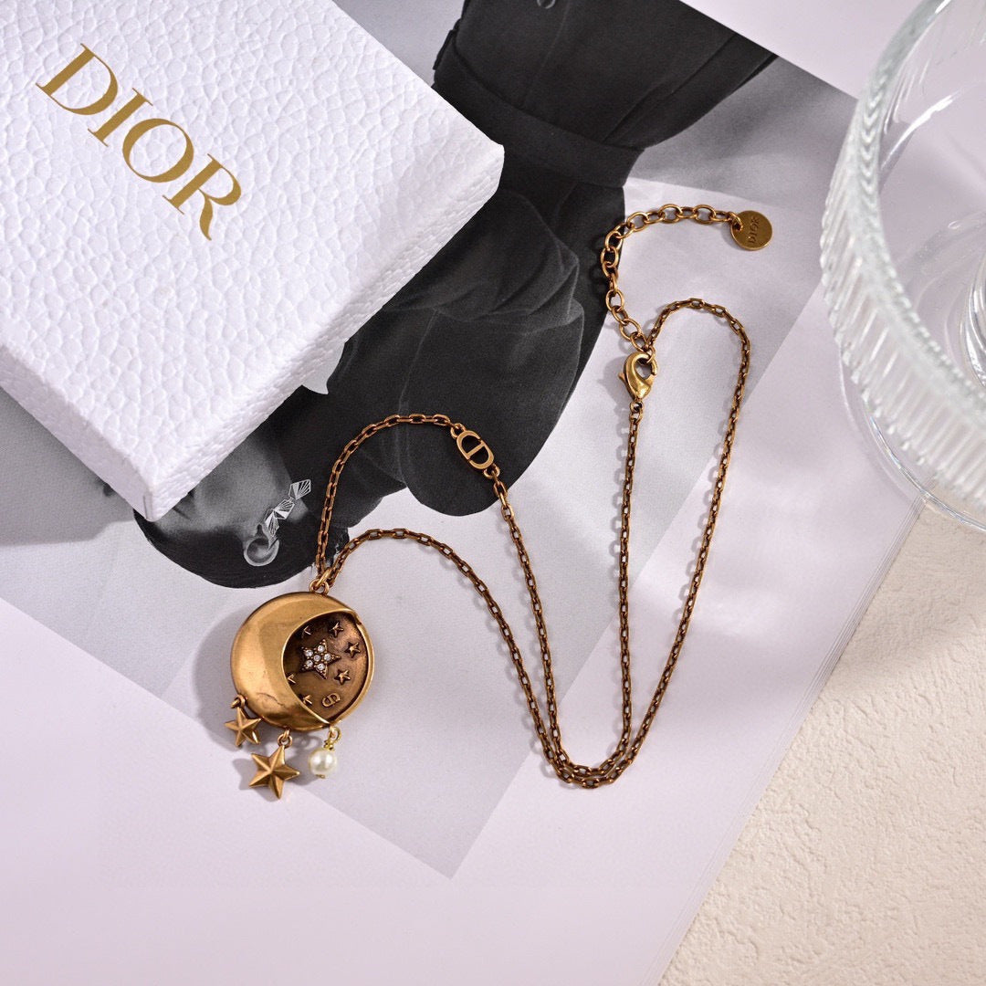 CD 26S STAR CHARM MEDALLION NECKLACE IN GOLD TONE METAL WITH PEARL 631058