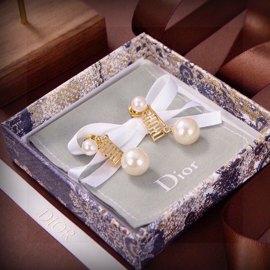 CD 26S PEARL DROP LOGO EARRINGS IN GOLD TONE METAL 631068